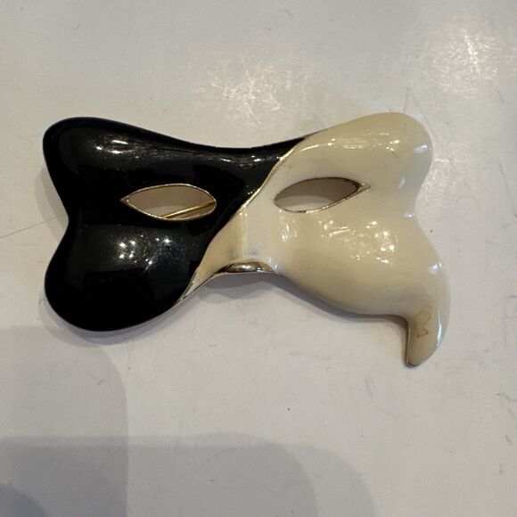 Vintage 80s Brooch Novelty Phantom of Opera Enameled Cream Black Half Face - Picture 2 of 7